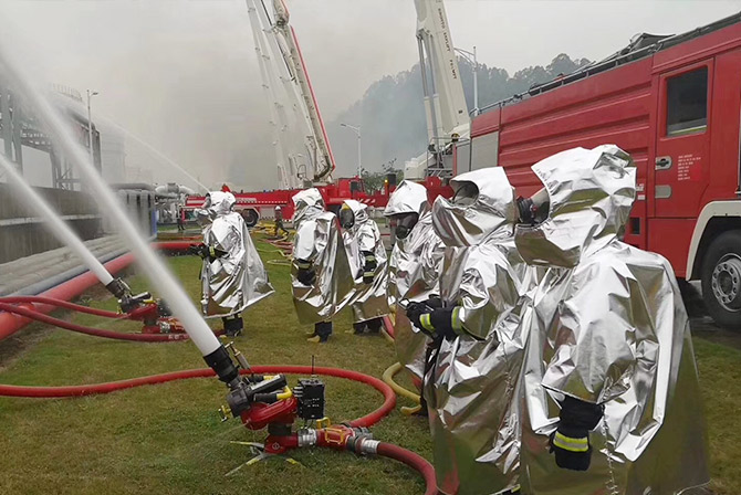 上海誠格超輕便攜隔熱斗篷亮相廣州大型石油化工滅火救援實(shí)戰(zhàn)演練現(xiàn)場(chǎng)